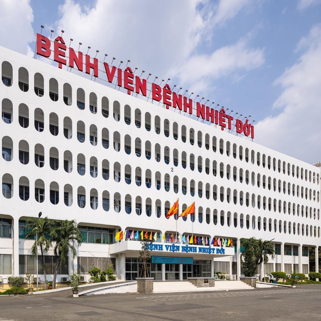 Ảnh tổng quan một công trình hộp đèn mica chữ nổi hoàn thiện đẹp, chuyên nghiệp