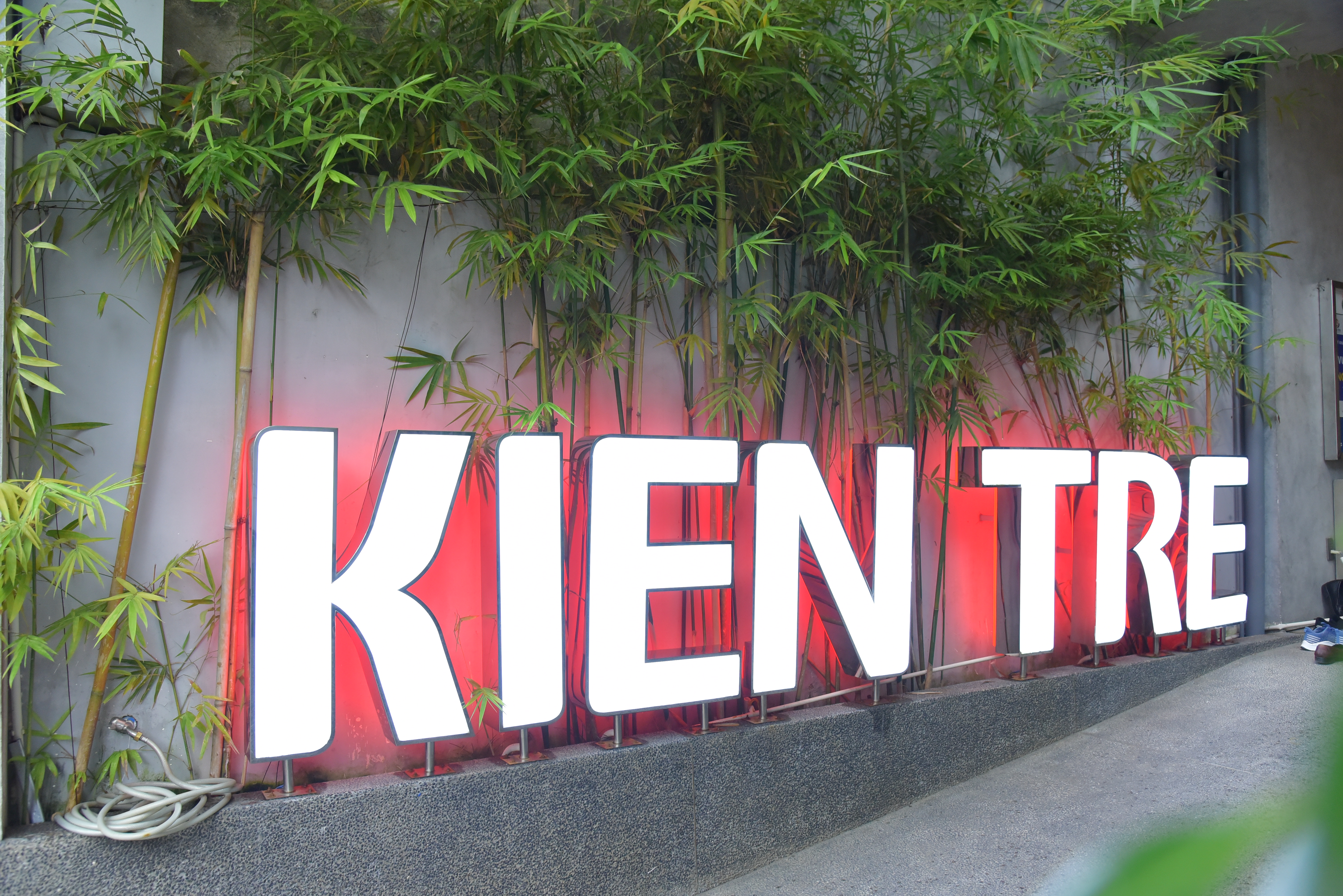 Hình tổng quan một mẫu hộp đèn mica chữ nổi hoàn thiện thực tế ( hi Công Hộp Đèn Mica Chữ Nổi )